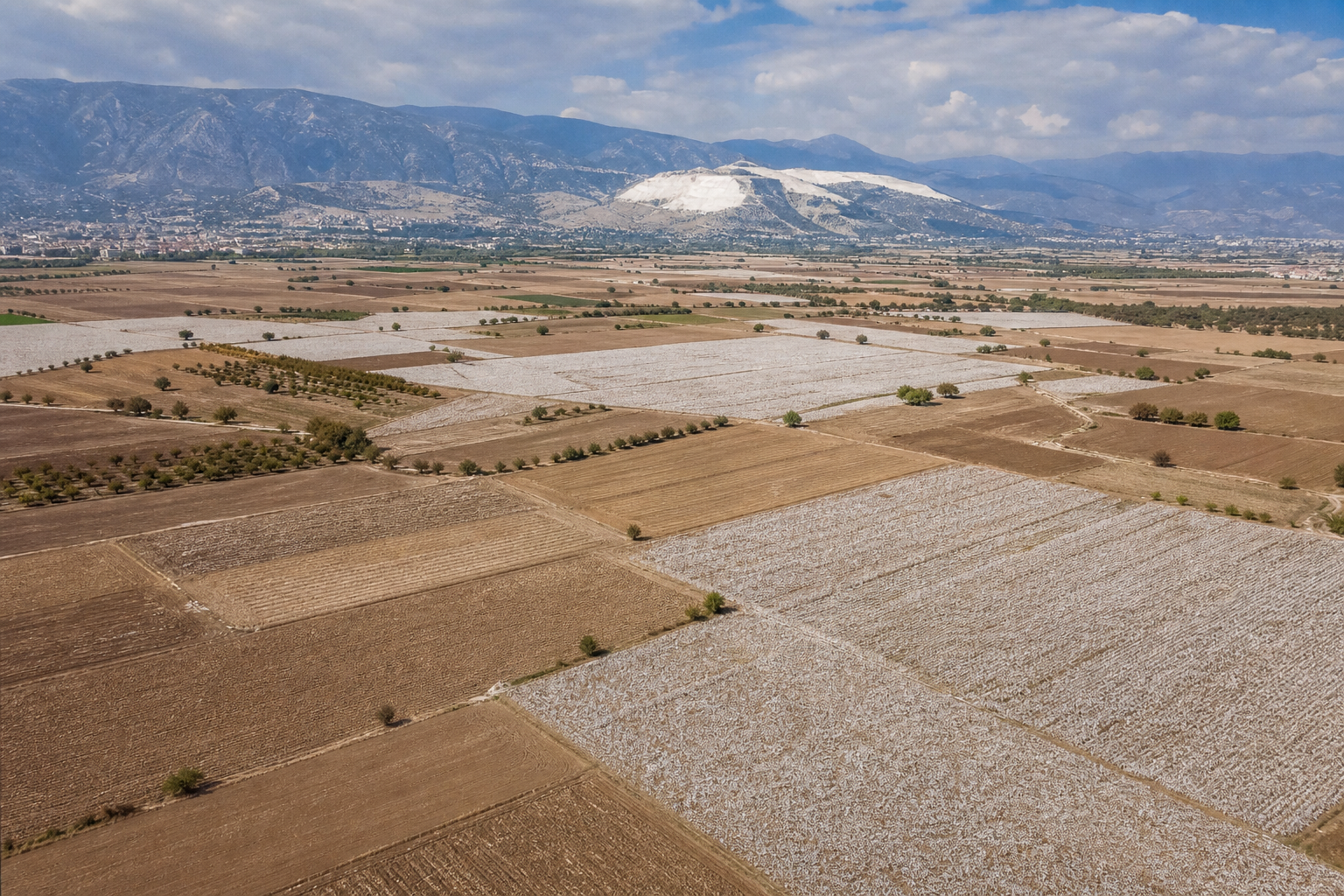 Denizli platolarında geniş arsa ve mera alanı