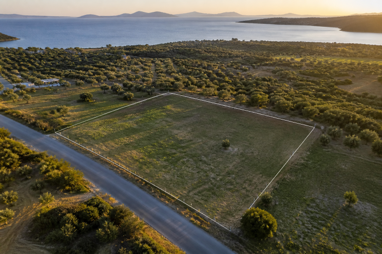 Ege kıyısında drone ile çekilmiş boş arsa parseli